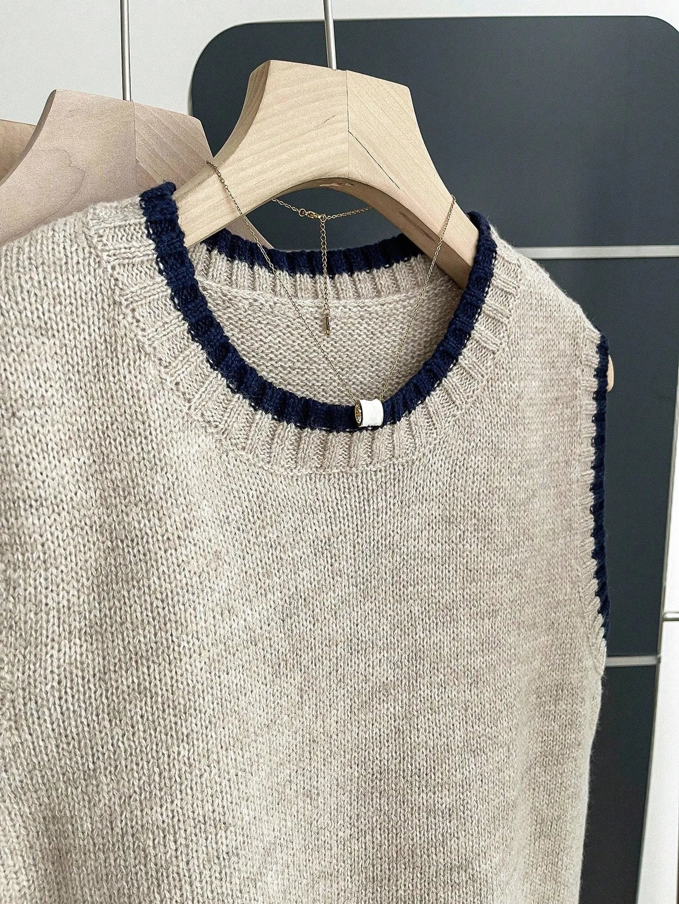 Maelis | Contrast-Trim Knit Vest